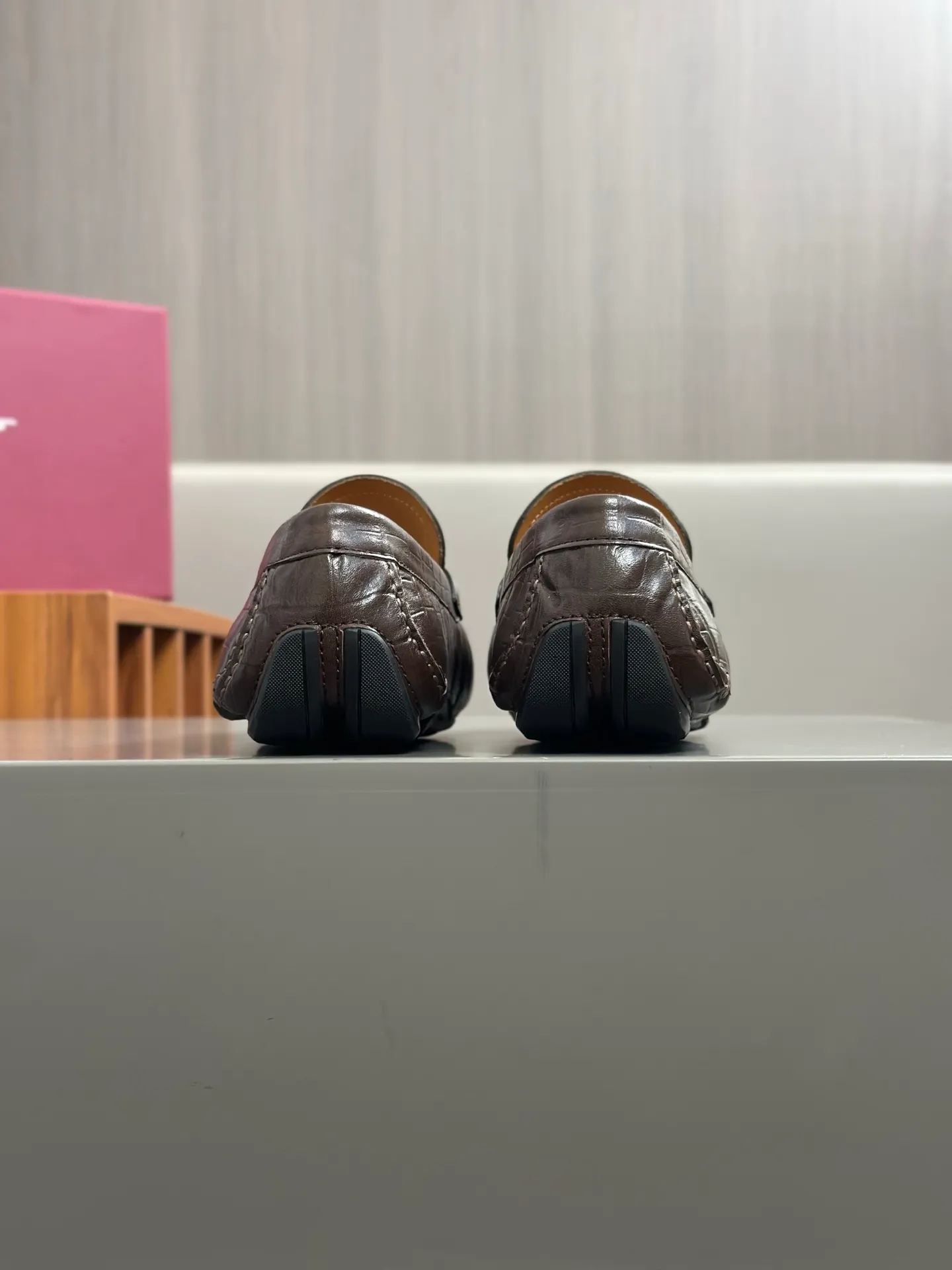 Batch 840, original order quality, new counter model, Ferragamo handmade men's driving shoes, bean shoes, slip-on shoes, lazy shoes, exquisite hand-stitching, workmanship details comparable to counters, original rubber outsole, imported cowhide from Italy, pressed water corrugated water-dyed cowhide lining, 39-44 large quantities in stock (38, 45 custom-made, non-refundable)